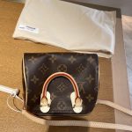 3奢侈品逛街商场专柜LV专柜LV女包美女自拍(万年断货王竟然被我在比利时碰到 )-喵神素材库