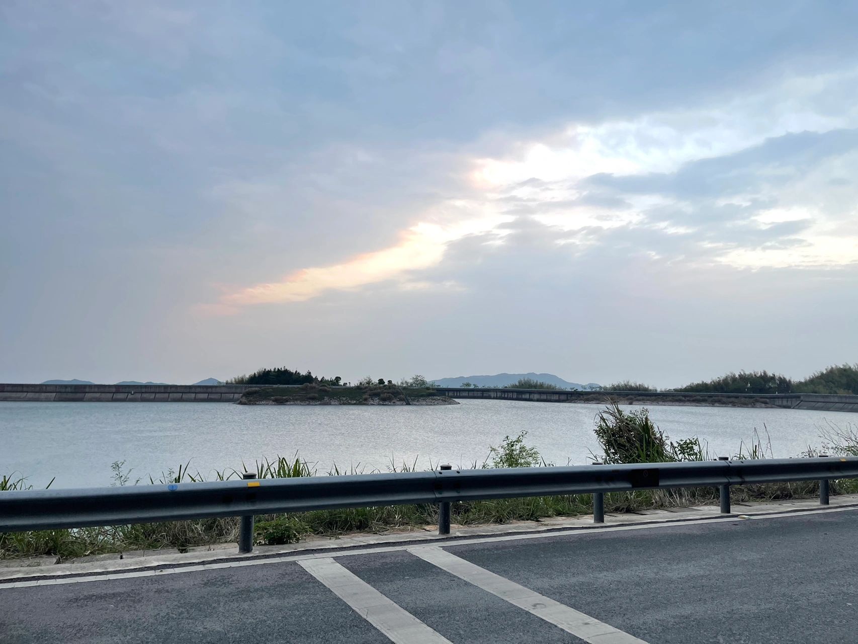 风景蓝天白云车(早上的天气是真的好)-喵神素材库