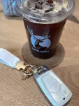 1咖啡瑞幸车钥匙包包美甲(女孩子对白色真的没有抵抗力 终于淘到个满意的车钥匙套了 吊坠超级有质感呀)-喵神素材库