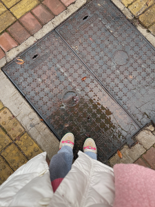 咖啡，雨，车内，白天(再光鲜亮丽的副驾驶 都不如自己握紧方向盘)-喵神素材库