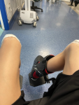 车祸英国女司机(英国女司机不看后视镜转弯，8月份的事，伤好以后换的双r，从此以后视马路上的每一辆都想要杀了我，防御性驾驶真的很重要，有些人真的不配拥有驾驶资格\\t)-喵神素材库
