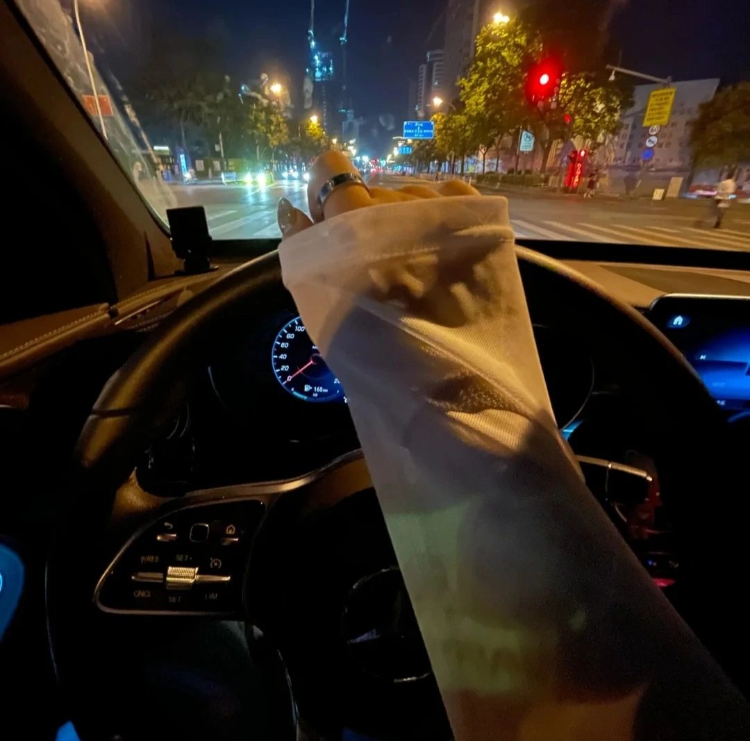 开车灯光夜景(希望熬过孤独的你，能活成自己喜欢的样子)-喵神素材库