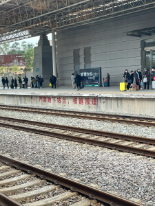 站台车站标语人流(这个动车站的标语真的是非常不错)-喵神素材库