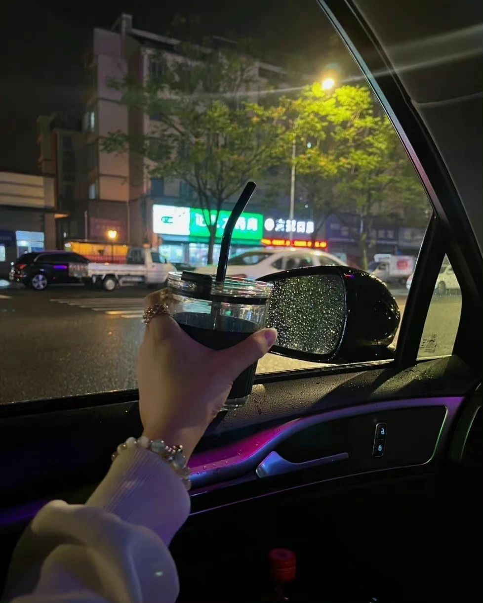 美女开车女司机戒指手链饮料穿搭(老妈子的人设男人真的不喜欢 )-喵神素材库