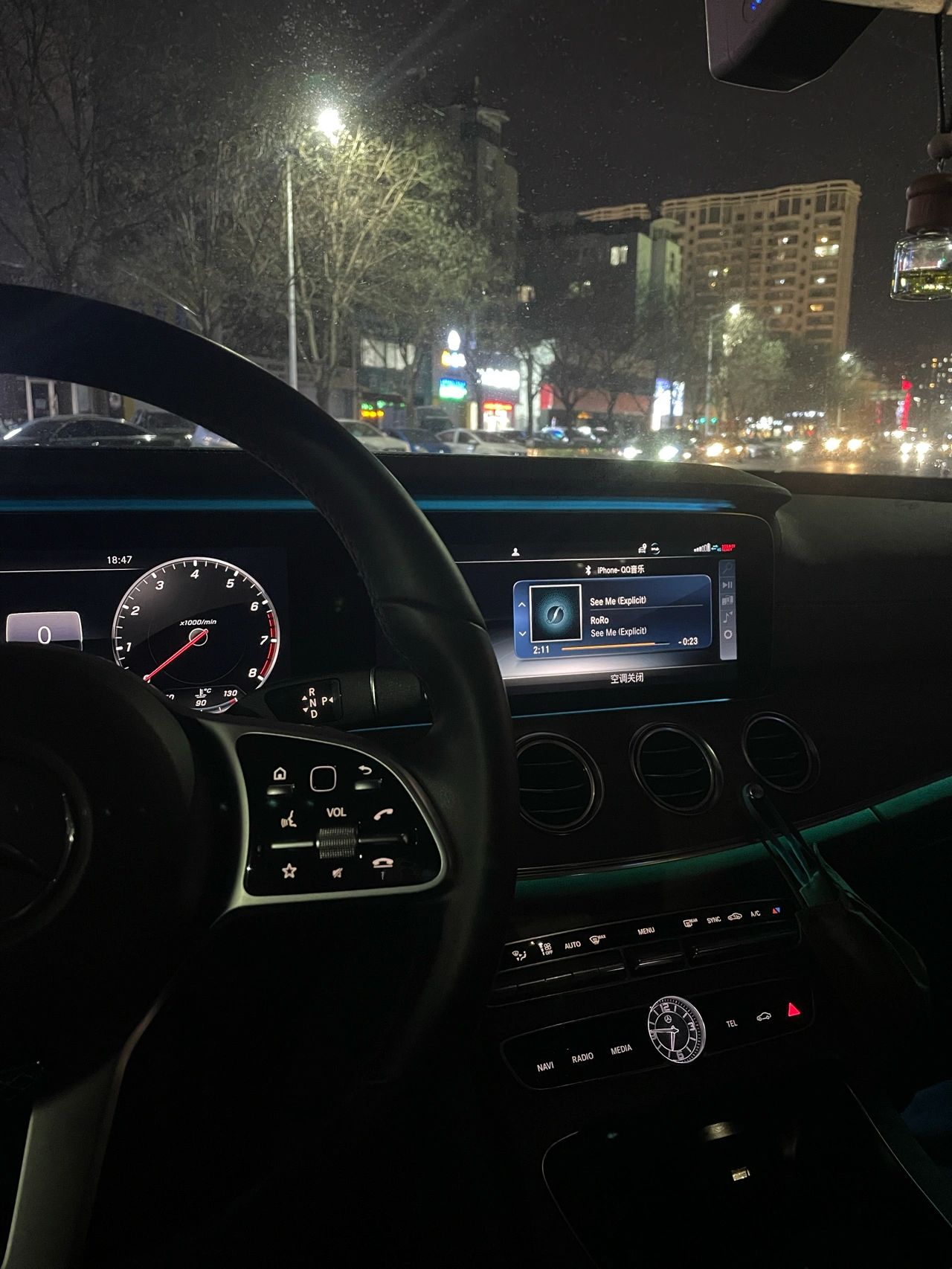 豪车奔驰车内夜景(东北的天)-喵神素材库