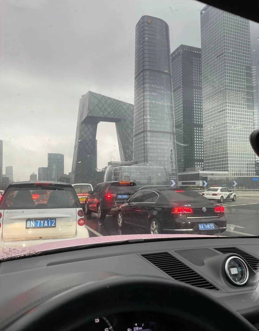 城市风景建筑上班车流开车(多见世面，才能遇见好男人，见过雄鹰的女人是不会爱上乌鸦的，被狼保护过的女人又怎么会看上野狗。 )-喵神素材库