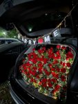 开车后备箱鲜花花束礼物(男人在乎女人，捧在手里怕掉了，含在嘴里怕化了，还怕你花钱？至少不会计较钱。)-喵神素材库