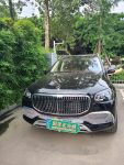 试驾奔驰豪车(周末和老公一起看车。奔驰，奥迪，宝马，凯迪拉克，路虎，沃尔沃，别克，大众一下午看了这么多品牌。因为我们只选择6-7 座的越野，所以选择性很小。预算的话没有特别精确，重点是喜欢。从30多万看到 100多万回去的时候路过奔驰4s店，顺便拐进去看看，450没有现货，有个400样车，感受了一下尺寸。完了打算回家，销售非要喊我试驾\\t还拿着我的驾照都办好手续了，最后盛情难却，也就试驾了。路上试驾体验官说我们看的车型没有试驾车，但是迈巴赫驾驶感受和450接近啥的。我一听迈巴赫都给我惊呆了！当时就虎躯一震，有点不敢试驾，又有点期待。毕竟我们普通老百姓在路上看到迈巴赫都躲远远的后来换我驾驶的时候我老公说他在后面好担心哦，瑟瑟发抖，生怕我给来个擦挂，那肯定非得让我们买下。那也只能硬着头皮买了。回家路上老公说以后再也不要试驾这么贵的车了，太吓人了。哈哈哈哈哈哈，我同事说你再回去试驾一下，给它来个擦挂)-喵神素材库