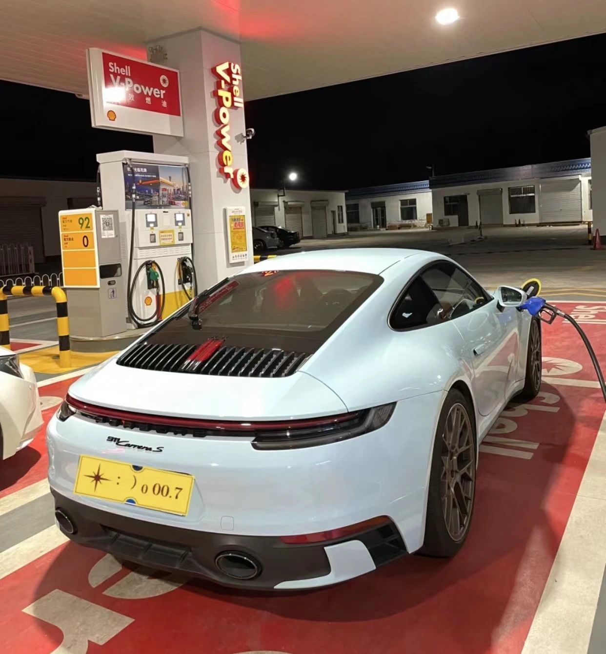 加油站加油豪车(习惯付出没有回报，付出会得到回报不是应该的事，而是幸运的事，不是每一次付出都会有回报，但是付出终有回报。)-喵神素材库