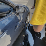 2机车川崎ninja400车祸女骑(我绿灯亮了正常起步直行，左边这个大哥突然右转，转了才打灯，就给我带偏了....)-喵神素材库