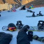 滑雪，周末，旅游，运动(第一次去滑雪 真的要把我摔散架了 身为一个体育生自然是不需要防摔屁垫啥的护具 直到摔得站不起来才认清了现实 必须要带上护具)-喵神素材库