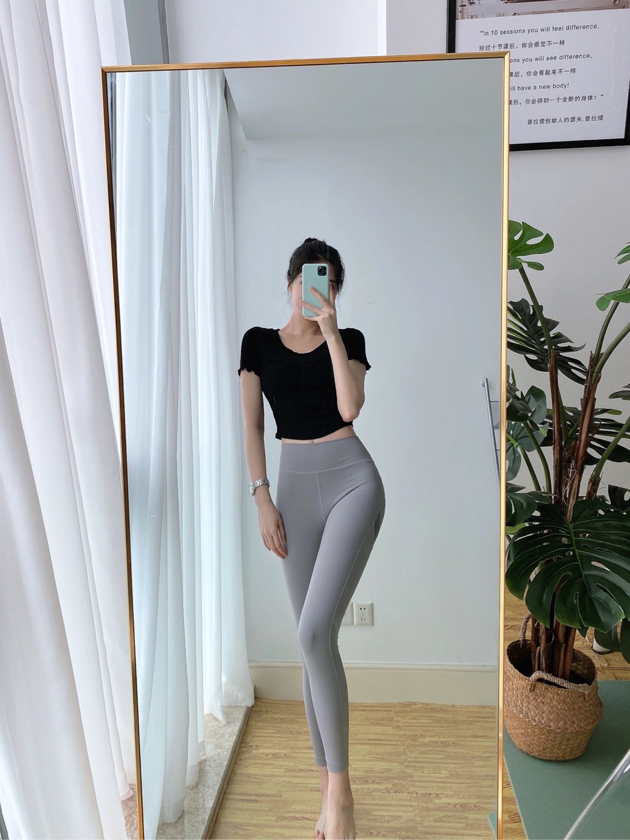 美女健身穿搭自拍瑜伽(瑜伽可以帮助我们调节心态 体态)-喵神素材库