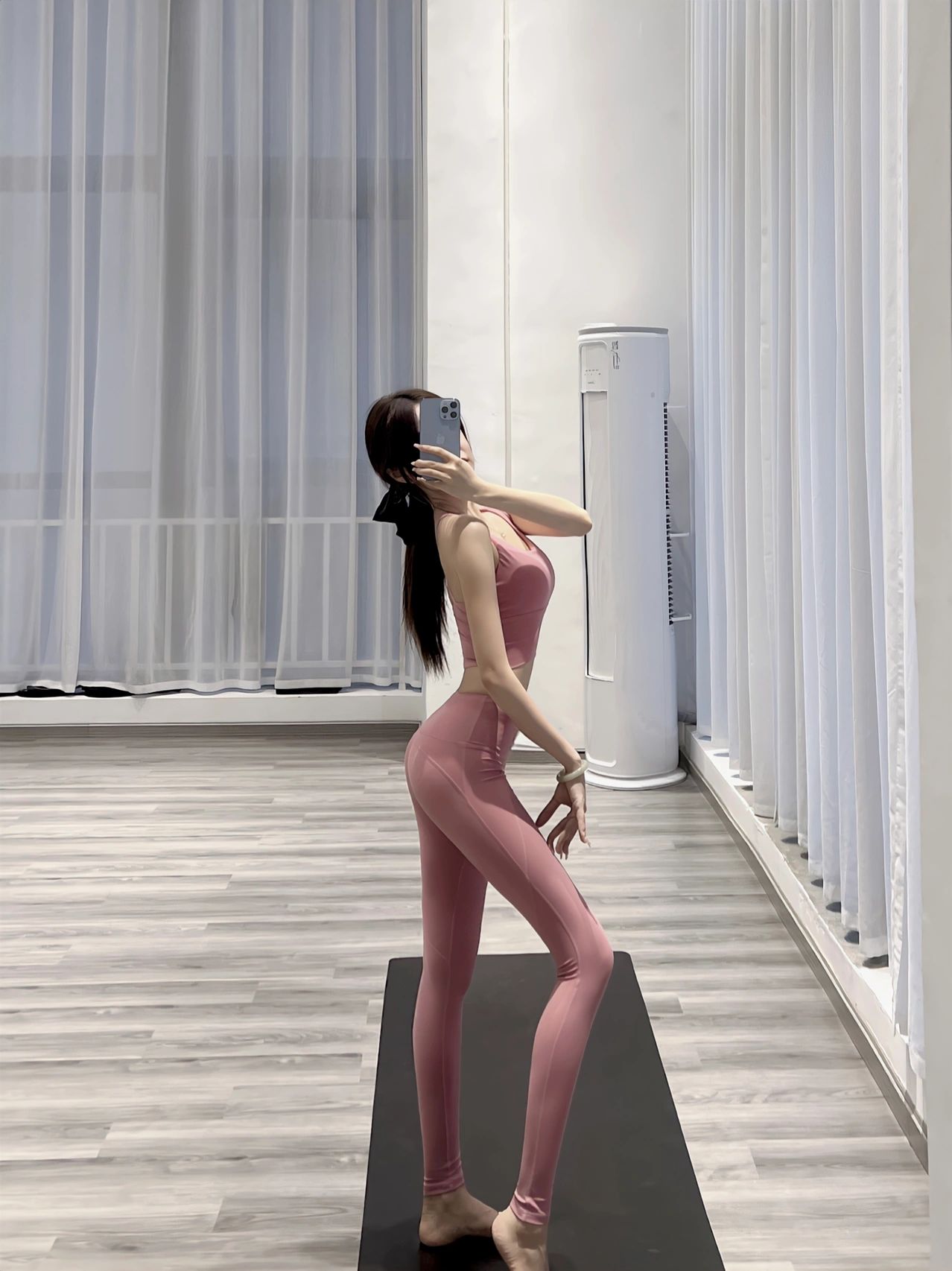 美女健身穿搭自拍瑜伽塑形(你是因为什么爱上瑜伽呢？好看的身材，健康的身体，优美的体态，又或是某个好看的体式。但最后发现，更享受的是，练习瑜伽的那份静谧。)-喵神素材库