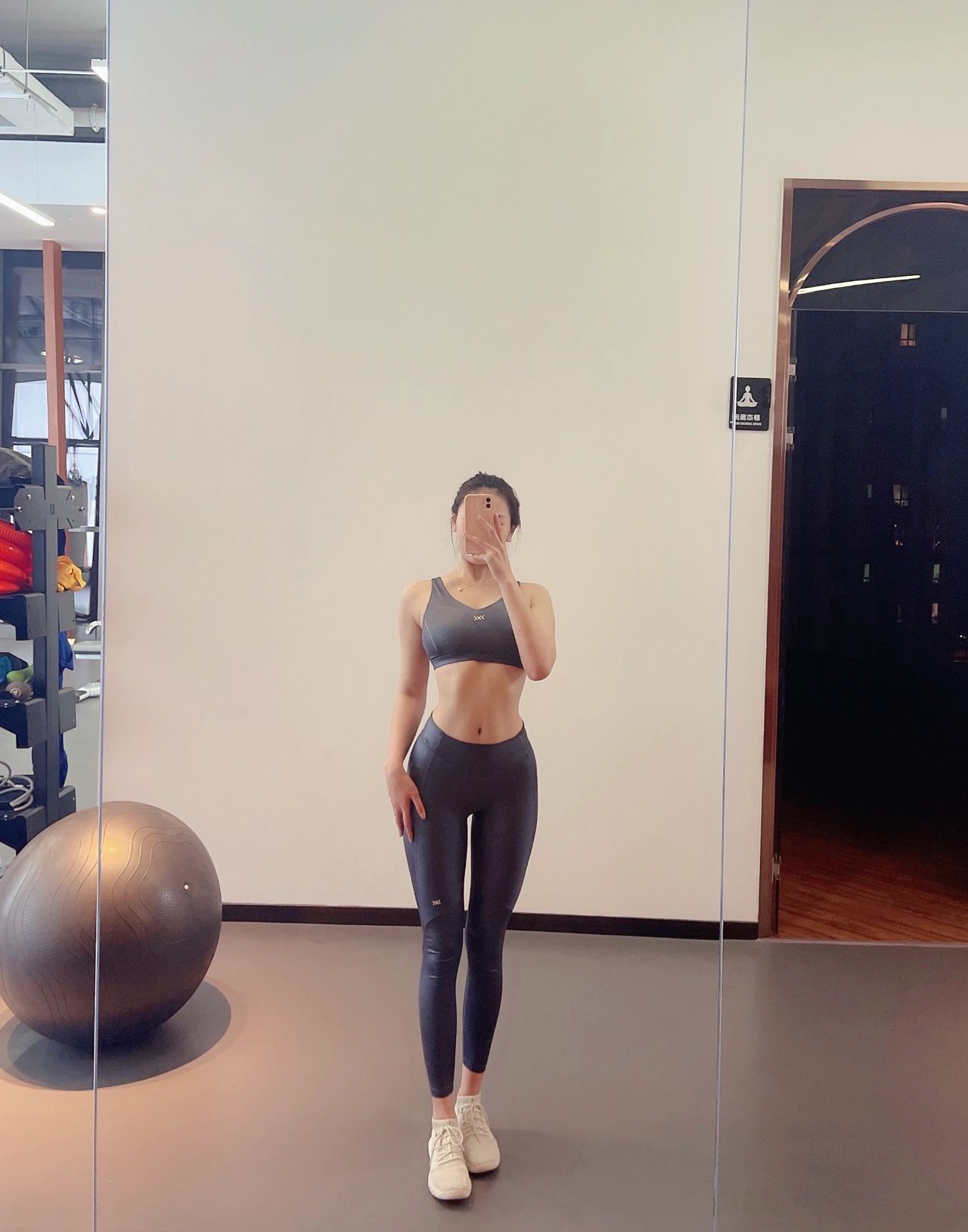 5美女健身服穿搭自拍瑜伽球(-这套健身服上身太惊喜了 赶紧分享给大家颜色是伊甸灰蓝 又显气质又衬肤色品牌是X-BIONIC 以前穿过他家的压缩衣很优秀没想到新出的健身服也毫不逊色棒棒哒！老粉持续支持)-喵神素材库