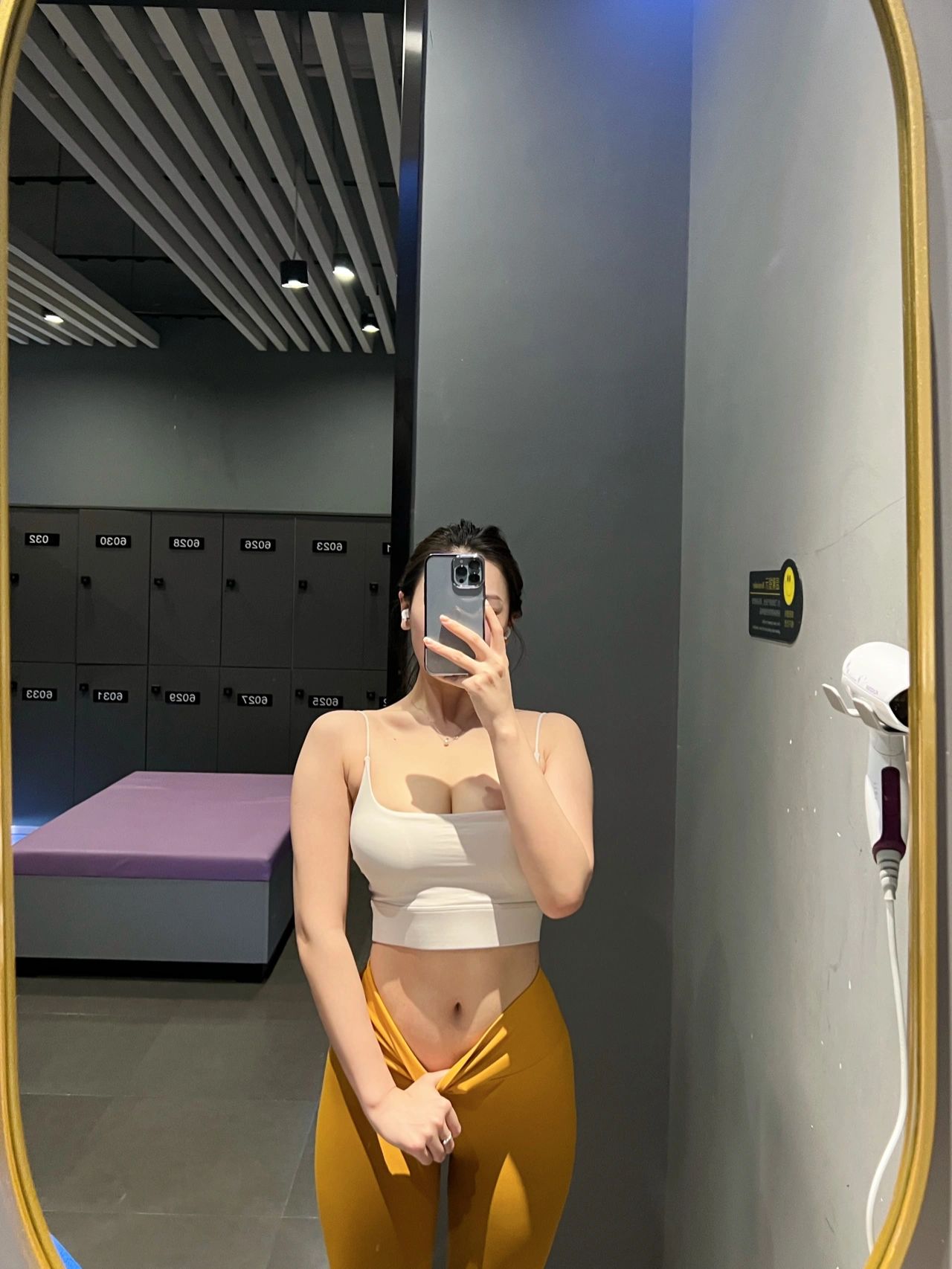 5美女健身服穿搭手机自拍健身(恨是一种毫无意义的情绪。就像为了惩罚一只蜇你的蝎子而吃掉它一样。)-喵神素材库