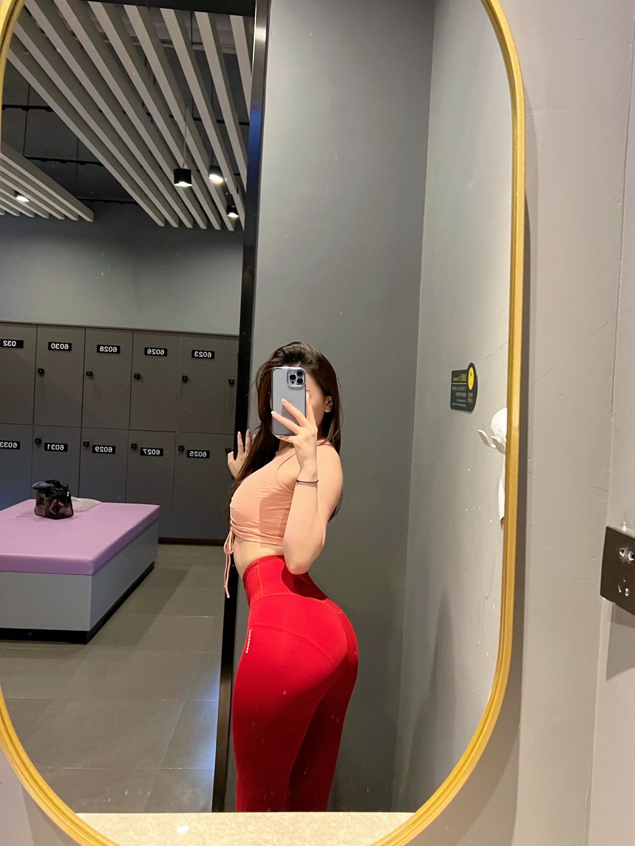 美女健身穿搭自拍(趁年轻就要多尝试色彩搭配首次驾驭红色)-喵神素材库