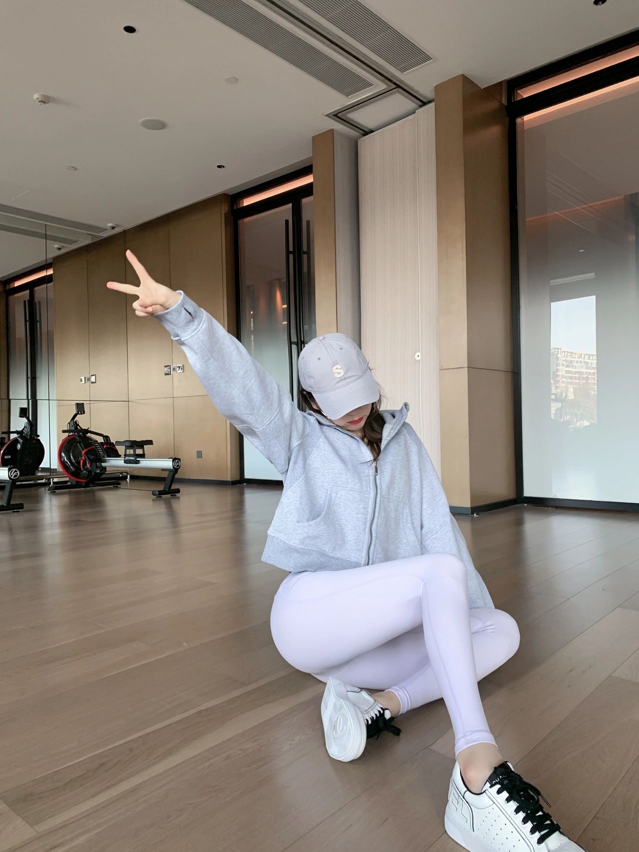 美女健身穿搭自拍(舒服又保暖真是一件舒适与温度感并存的外套！)-喵神素材库