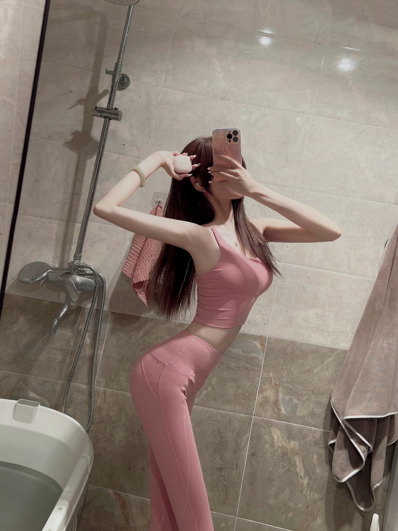 美女健身穿搭自拍蓝牙耳机(练瑜伽的时候我习惯听听舒缓的音乐一边感受瑜伽带来的快乐一边置身于音乐中的氛围，真的很舒服)-喵神素材库