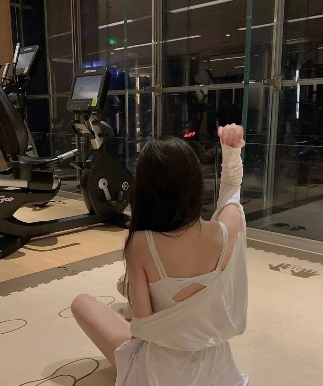美女健身穿搭身材(女人就应乘风破浪， 在自己的生命中发光发彩， 活得有价值 ，别整天为了感情要死要活，到最后 一无所有。 )-喵神素材库