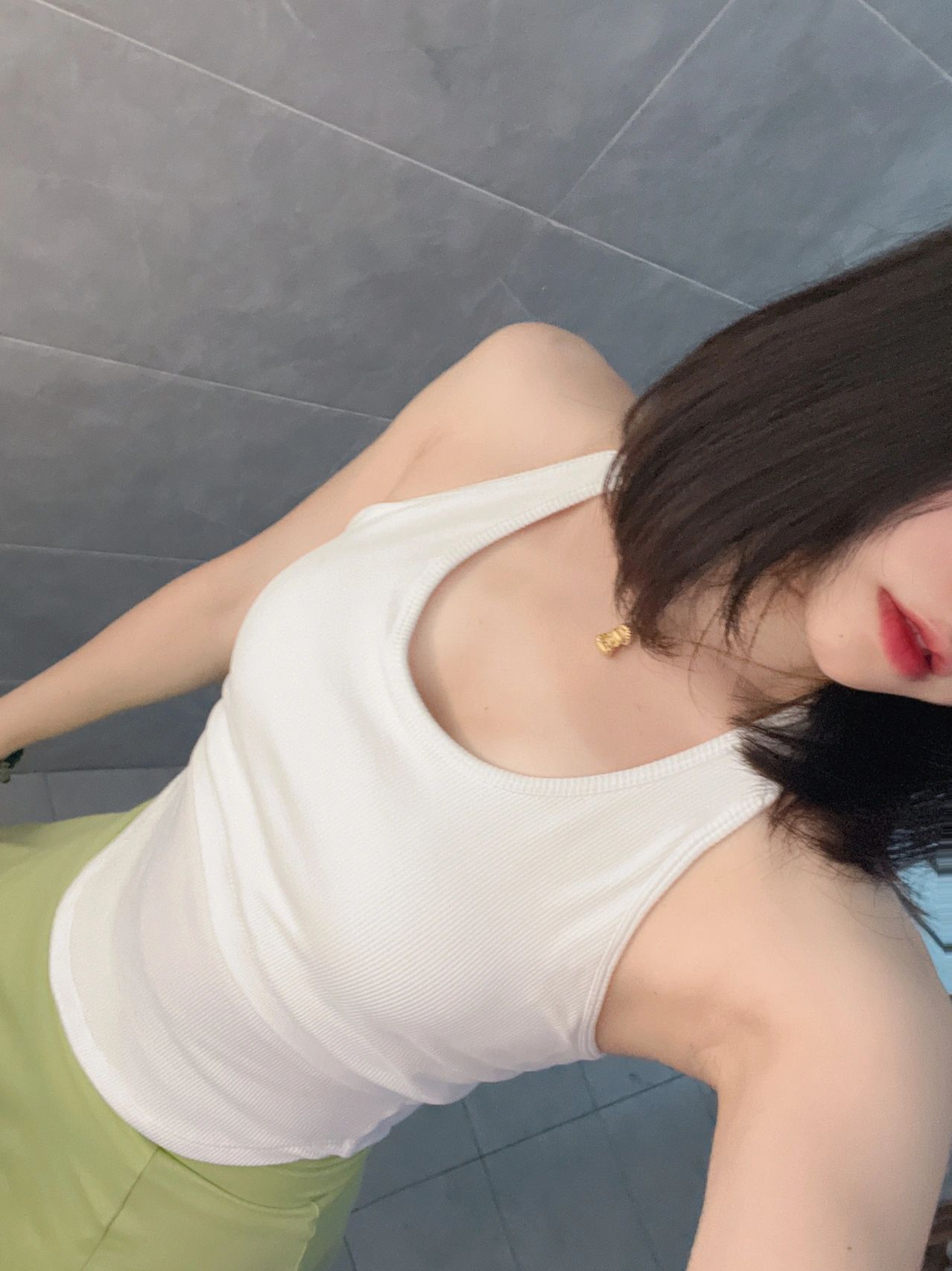 美女健身穿搭自拍(在自己的世界独善其身在别人的世界顺其自然)-喵神素材库
