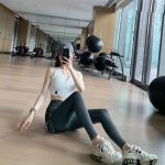 美女健身穿搭自拍瑜伽(贴身显身材不勒，包裹性还很强内有安全扣防脱落)-喵神素材库