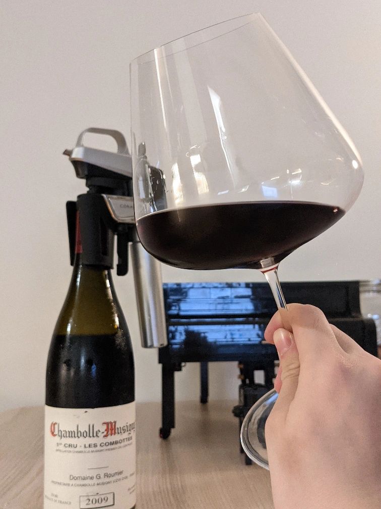 喝酒红酒葡萄酒品酒(刚倒出来就有很开放的花果香气，放了一小时开始喝是轻盈的玫瑰花瓣和草莓香气，入口和香气感觉很一致，喝着就会让人开心呀！)-喵神素材库