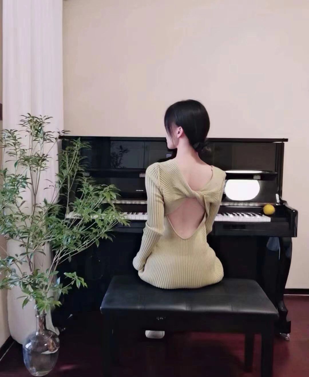 钢琴弹钢琴乐器(文字，音乐，都会有能量的，被一些美好的能量包围，疗愈，会让人在生活中看见更多的希望与期待。)-喵神素材库