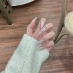 美甲晕染亮片拉丝(做的很意外却很好看的美甲！概括一下很闪很闪！！太适合蹦迪和年会了！搭亮色衣服太气质啦！  )-喵神素材库