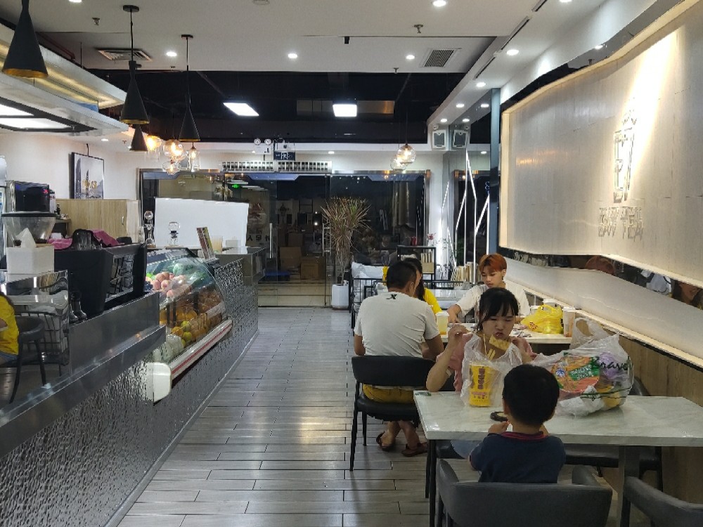 下午茶饮品饮料(店的位置藏得很深，可是人流一点都不少，店内店外都坐满了人。)-喵神素材库