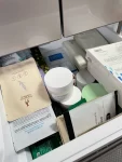 1护肤品化妆品梳妆柜(怀孕之前喜欢买各种面膜，我对面膜的功效要求就是补水。怀孕前期身体不舒服也没什么心情护肤，所以好久没有贴面膜了，怀孕后一直请假在家养胎，所以孕中期开始每天敷面膜，因为毕竟怀孕，使用面膜的时候还是需要小心一点儿，多多看一下成分。wis孕妇可以放心使用，怀孕之前最不喜欢用的wis，现在是每天必用的一款面膜，可能是因为我每天在家吃了睡，睡了吃的吧，皮肤本身比孕前就好了一点儿，用完了wis，就觉得补水很够，皮肤水嫩很光滑，弹弹的，真的是yyds)-喵神素材库