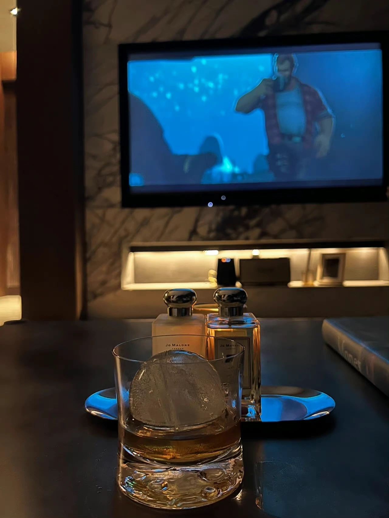 客厅喝酒看剧护肤品(不要圆滑 要变成星星 有棱有角 还会发光)-喵神素材库