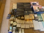 3奢侈品购物护肤品化妆品香奈儿海蓝之谜口红(送完孩子后在家整理房间每天整理家里都很乱这和喜欢囤货有关系看到了便宜感觉不买就亏了然后收到随手一丢想用的时候不知道放在哪里之后尽量不买了，这些囤货可以用很久了)-喵神素材库