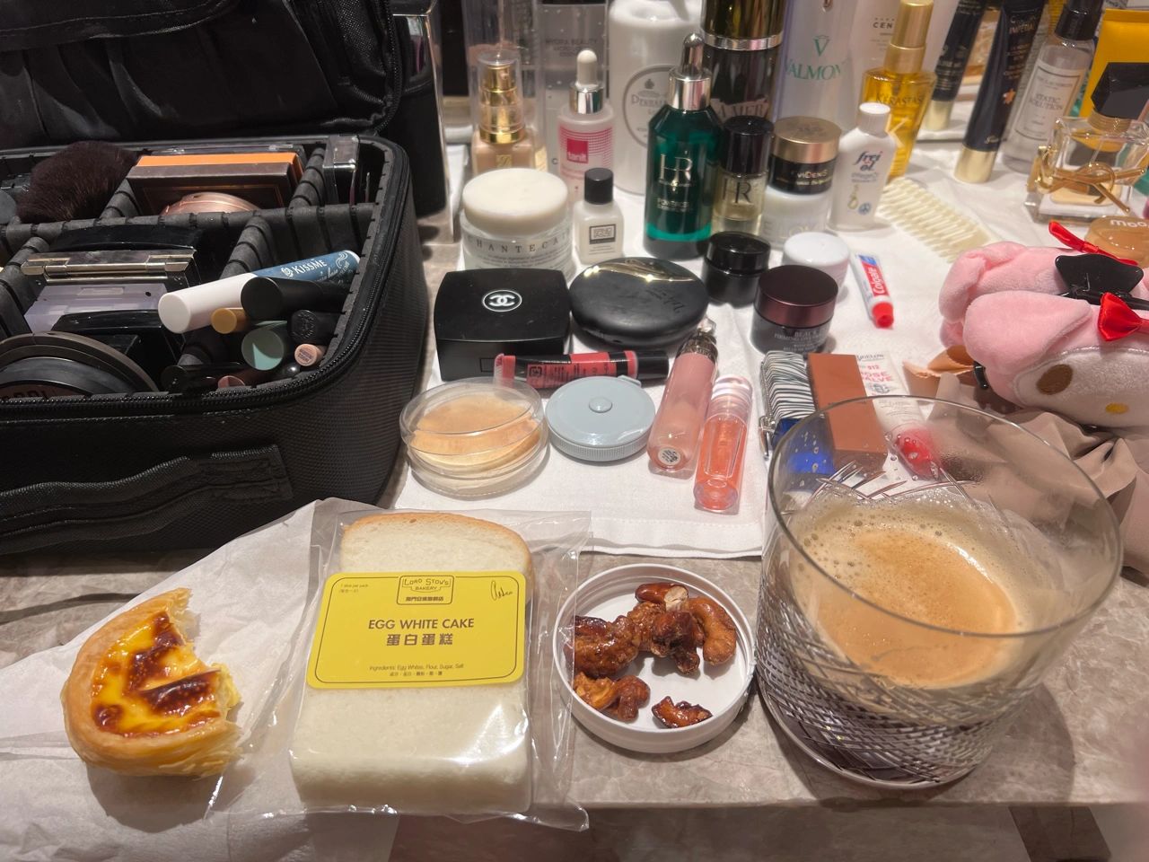 3梳妆台护肤品化妆品奢侈品香奈儿粉底海蓝之谜精粹水圣罗兰香水(我的梳妆台)-喵神素材库