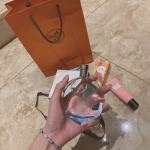 2香水口红萝卜丁奢侈品香水架(睡觉都喜欢喷香水的女孩)-喵神素材库