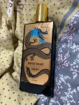 3奢侈品香水糜码MEMO香水(她给我的感觉是厚重的，很闷，带着蜜饯杏仁的味道，让我想起安陵容死前说过的“这苦杏仁好吃的很呢，在宫中呆久了，苦杏仁吃着也是甜的”。)-喵神素材库