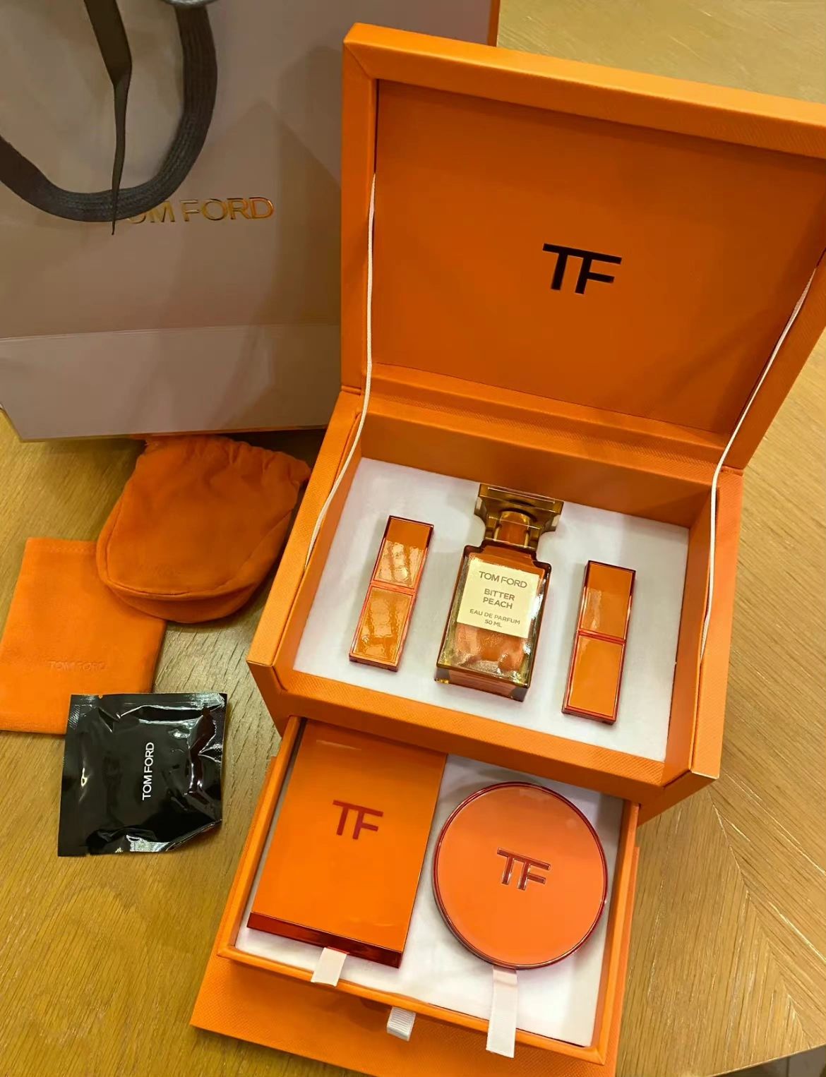 3奢饰品TF香水收到礼物购物开箱(会控制自己的情绪，然后才能控制男人的情绪要先捂紧自己的钱包，才能去掏空男人的钱包还是那句话，想要做的事情，你要先自己具备这个能力才行)-喵神素材库