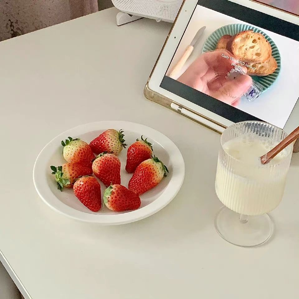 水果美食看剧美女穿搭包包(区区爱意,填不饱肚子,算不上必需品,别为爱难过,没有也无妨。 ​ ​ )-喵神素材库