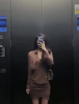 美女穿搭自拍身材拍照包包(小个子也可以的套装裙深棕色不怎么挑肤色穿)-喵神素材库