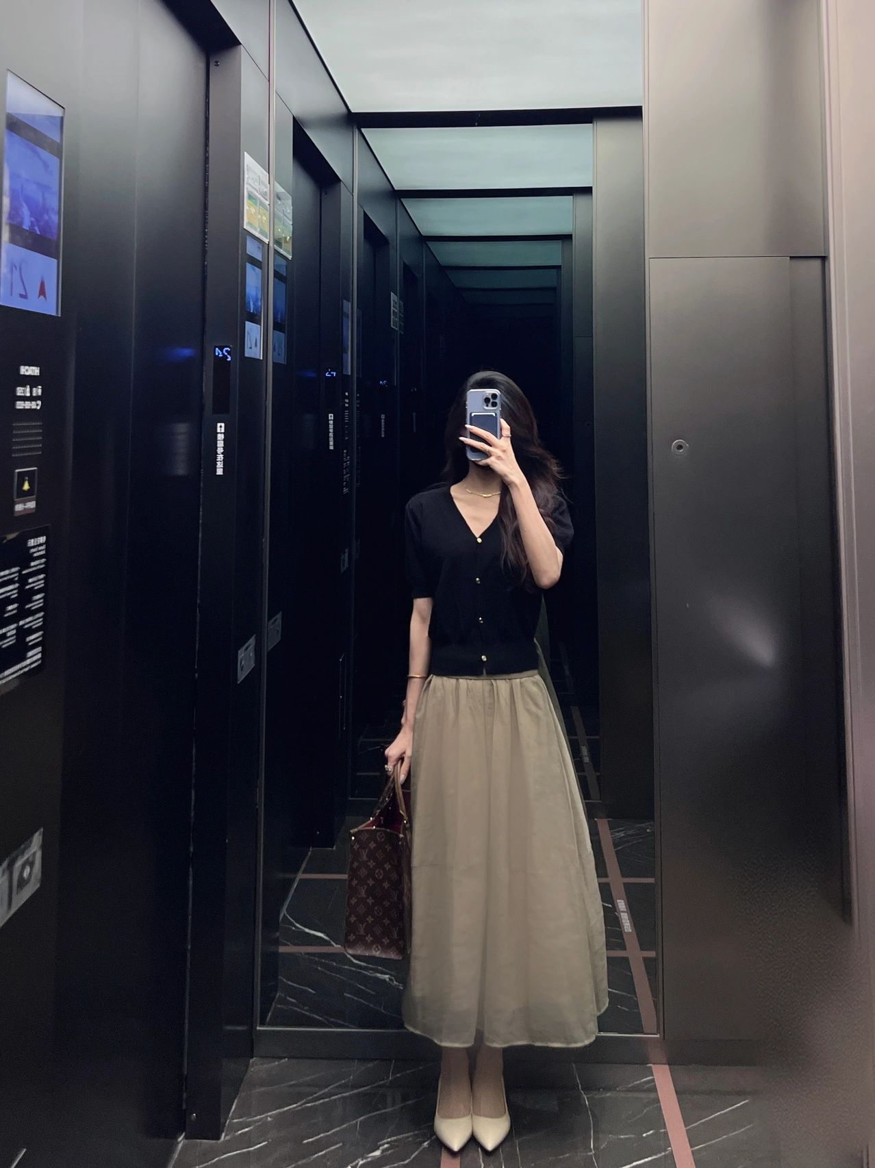 美女穿搭身材自拍包包(短袖针织衫搭配纱裙 真滴好有气质感)-喵神素材库