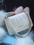2宝格丽新款包包奢侈品晒单车内美女(本来纠结这款的另外一个黑白拼色，但是闺蜜说这个更好看 柜姐也说这个肩带是新款，就果断结账的了！后面在日常生活中背它也觉得越来越耐看你们觉得呐)-喵神素材库
