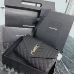 第一个包包女生品牌ysl(一直觉得女生这辈子一定要为自己买包包想了很久 第一个包包从YSL开始呗一直犹豫要从哪个品牌下手最终决定从你开始有没有人也喜欢\\t)-喵神素材库