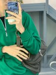 穿搭身材自拍包包(好喜欢绿色的哈哈哈！！)-喵神素材库