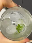 水杯冰水冰球饮料美甲(冻完之后是一个葛小球球 最主要是容易脱模！ 之前买的那些冻完之后脱不下来有的甚至冻完之后容易变脆直接裂开！ 这个冰格四周那个小边边很方便脱模 而且完全不会变硬脆掉 并且海带个小冰铲和装冰格 冻完的冰盖上盖子一点都不会有味道✌️ )-喵神素材库