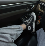 8鞋子自拍匡威休闲鞋(匡威的鞋 配上灰色束脚裤 可真的绝)-喵神素材库