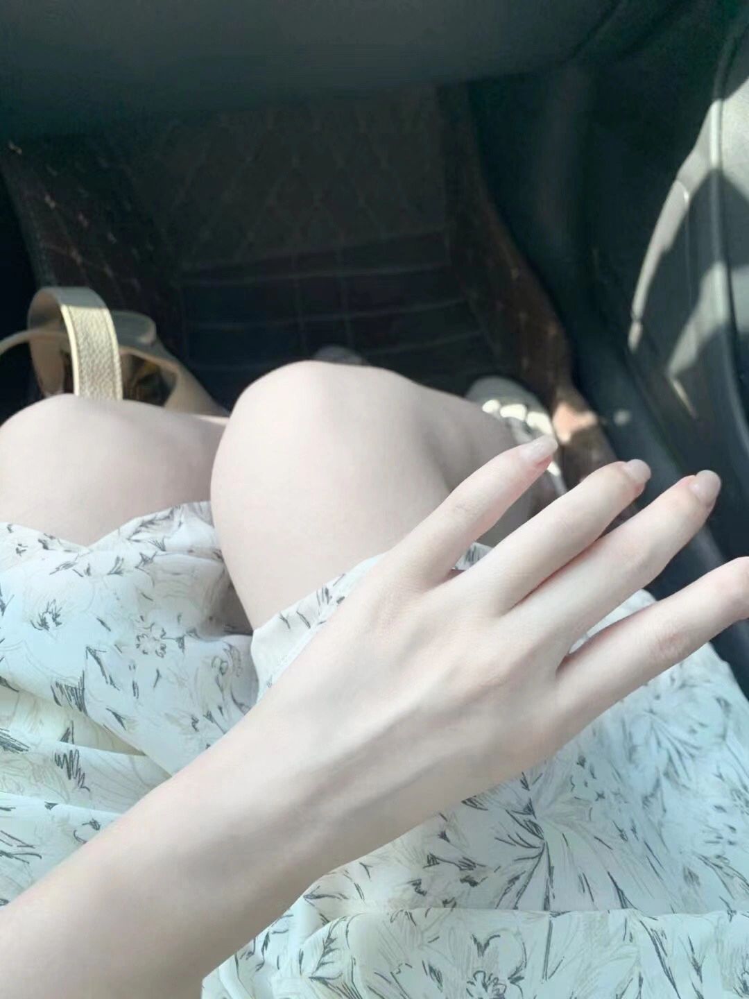 美女穿搭身材高跟鞋包包(现在真的让我很开心)-喵神素材库