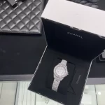 5J12香奈儿手表白色石英表(Chanel J12 mm 石英表，J12很耐看-我第一眼看到就觉得颜值好高，白色表盘很清爽大方，而且耐脏耐磨，表链设计得取得挺方便的-我是在上海国金买的，碰到的sa态度也超好，一直很有耐心，帮我调适表带长度，我手腕比较细，戴表盘就够了，我喜欢带钻的哈哈- )-喵神素材库