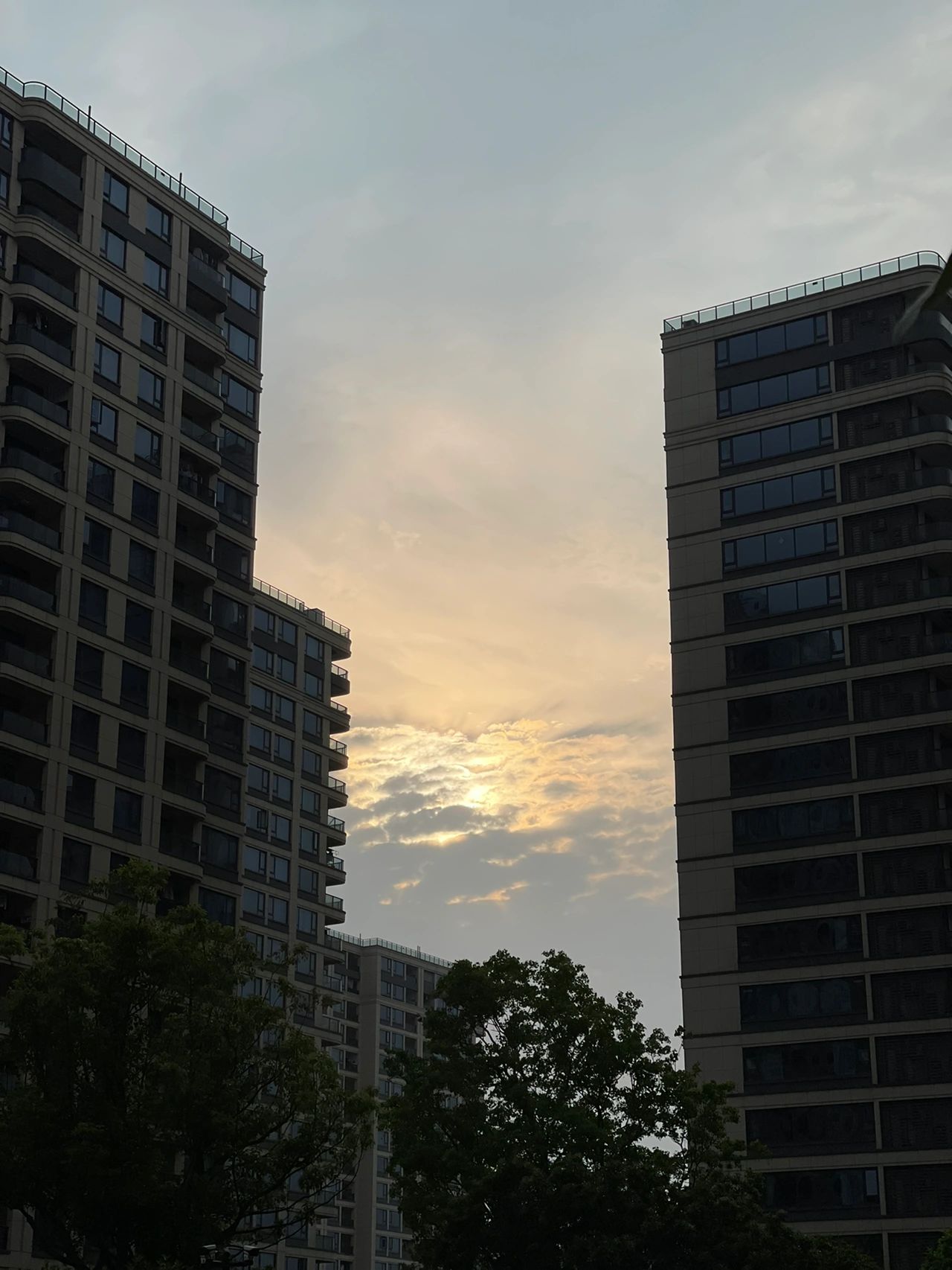 晨跑运动锻炼健身运动手表天空建筑(太阳快出来了\\t今天状态很好可能昨天吃了2大块榴莲的原因\\t日常怀疑自己明天是否可以早起)-喵神素材库