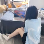 美女穿搭身材自拍笔记本手机( 我可爱还是猫)-喵神素材库