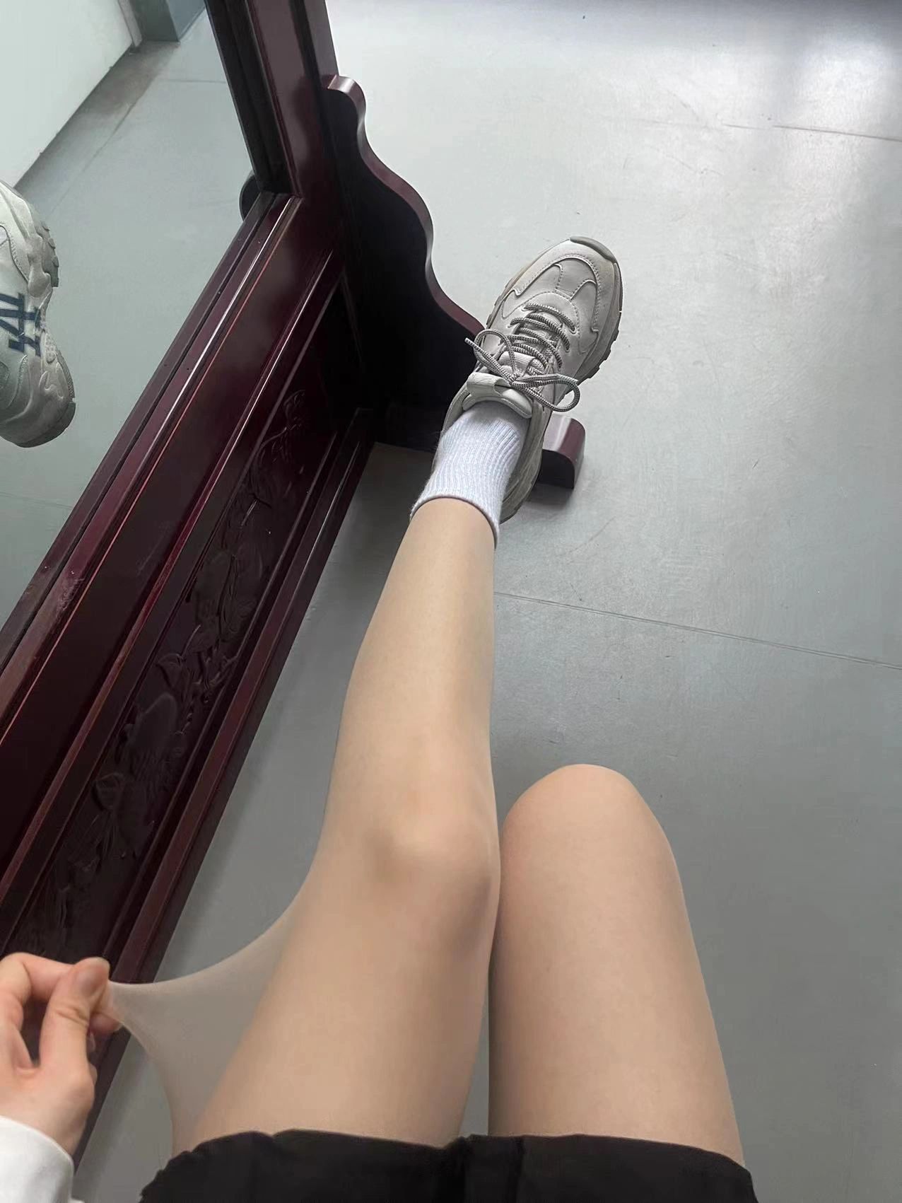 丝袜透肤衣服穿搭自拍(真的超级超级自然，夏天搭小裙子穿真的好看！秒变肤白貌美大长腿！)-喵神素材库