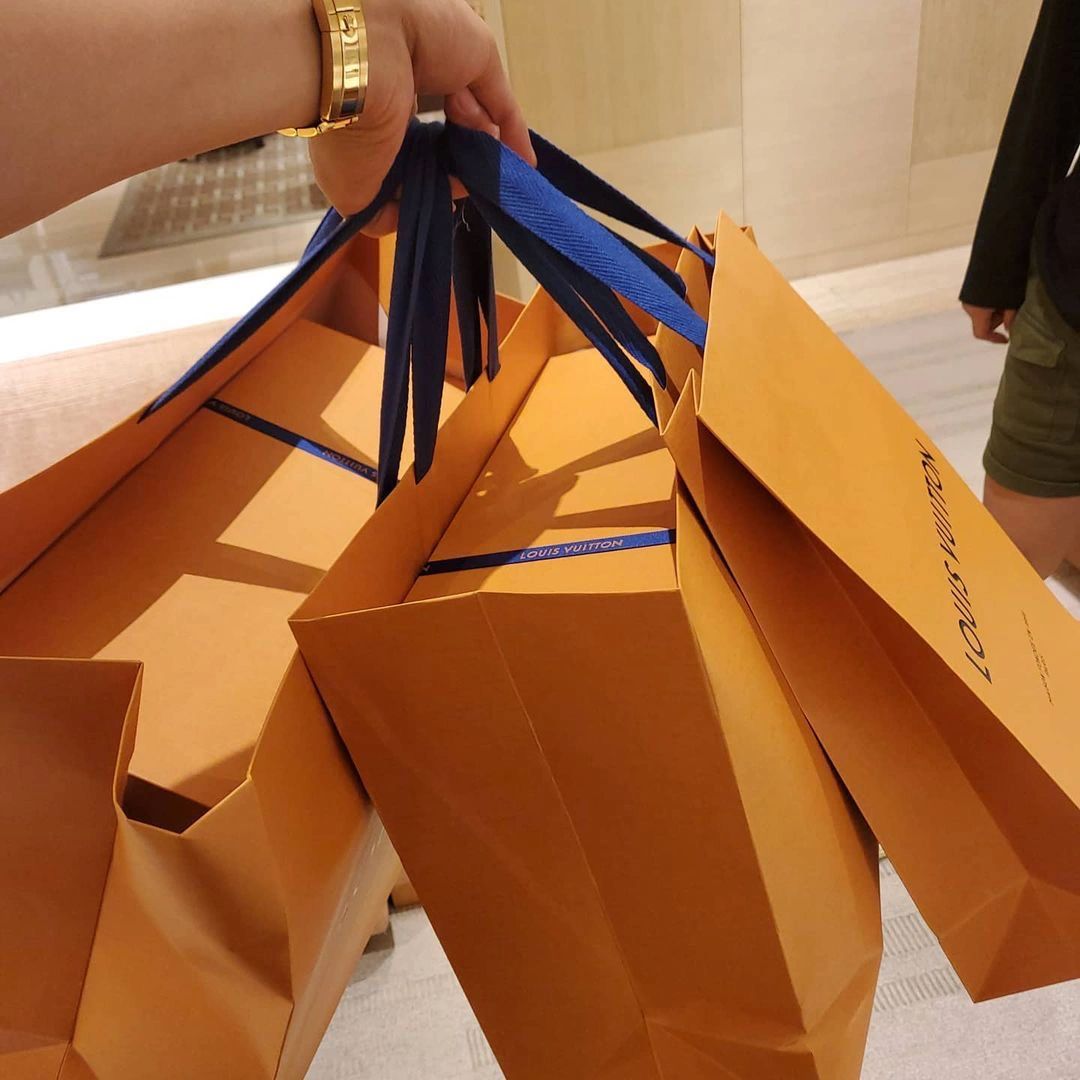 3奢饰品购物LV男鞋衣服后备箱(去年的这个时候，出门都穿的啥？完了 失忆了！好像这个“毛病”不分人，也不分男女)-喵神素材库